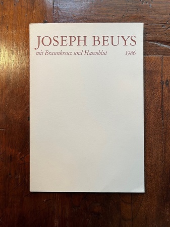 JOSEPH BEUYS mit Braunkreuz und Hasenblut