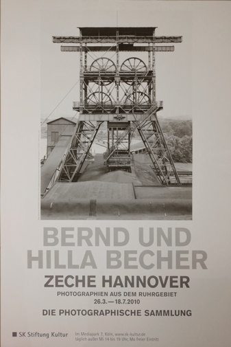 BERND UND HILLA BECHER. ZECHE HANNOVER. PHOTOGRAPHIEN AUS DEM RUHRGEBIET 26.3. - 18.7.2010. Die Photographische Sammlung SK, Stiftung Kultur Köln [Ausstellungsplakat/ exhibiton poster]