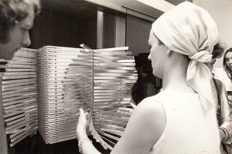 Rolf Glasmeier. Spiel mit Kubus Kleiderbügelhalter. Photographie