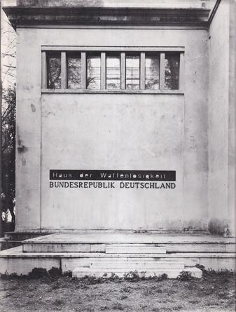 FELIX DROESE. Haus der Waffenlosigkeit. BUNDESREPUBLIK DEUTSCHLAND [Widmungsexemplar]