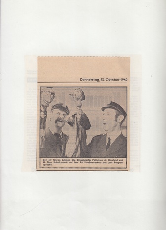 Anatol. Ordner mit zahlr. Zeitungsartikeln und Einladungskarten 1969-2001