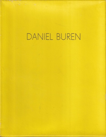 DANIEL BUREN. SENKRECHTE FARBIGE UND WEISSE STREIFEN GLEICHZEITIG ZU SEHEN IN in Aachen, Dortmund, Essen, Gelsenkirchen, Hamburg, Hannover, Köln, Krefeld, Leverkusen, Mönchengladbach, Münster, Saarbrücken, Saarlouis, Stuttgart. Katalog-Kassette Städt. Museum Mönchengladbach