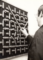 rolf glasmeier. Spiel mit Kaufhaus Objekt [Ganzoliven/ Fenstergriffe]. Photographie