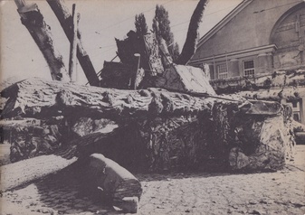 Janos Nadasdy. Waldfrieden 2000. Freiplastik aus zwanzig Baumstämmen; Fichte, Rotbuche, Robinie, Hainbuche, Eiche und aus zwanzig Schrottwürfeln; zusammengepreßte Autos und Dosen. Entstanden: 5.10.1990 vor der Stadthalle Hannover. Zerstört: 19.10.1990. Entstanden: 'Vor dem Niedersächsischen für Wissenschaft und Kultur, 21.XI.99' [Widmungsexemplar]