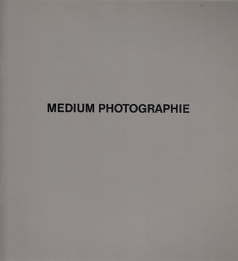 MEDIUM PHOTOGRAPHIE. Bernhard Joh. Blume/ Rudolf Bonvie/ Günther Förg/ Anna Jacquemard/ Jürgen Klauke/ Astrid Klein/ Urs Lüthi/ Klaus Mettig/ Bernhard Prinz/ Katharina Sieverding