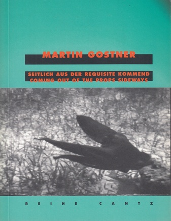 MARTIN GOSTNER. SEITLICH AUS DER REQUISITE KOMMEND/ COMING OUT OF THE PROPS SIDEWAYS