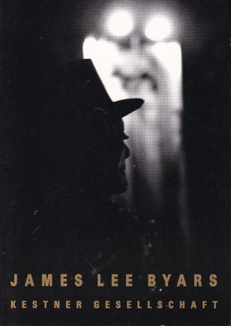 JAMES LEE BYARS. THE EPITAPH OF CON. ART IS WHICH QUESTIONS HAVE DISAPPEARED. EINLADUNG ZUR ERÖFFNUNG, 2. Juli 1999, KESTNER GESELLSCHAFT [Einladungskarte/ inviatation card]
